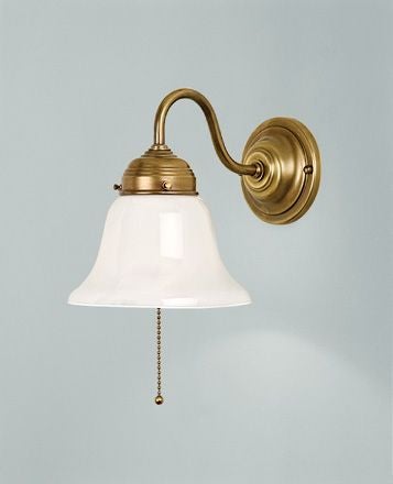 Wandleuchte mit Zugschalter und Lampenschirm aus Glas