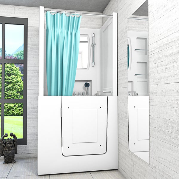 Moderne weiße Sitzbadewanne mit integrierter Tür, hellblauem Duschvorhang, Duschkopf und Haltegriff in einem hellen, organisierten Badezimmer.