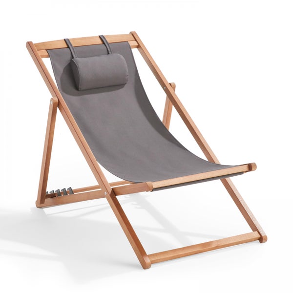 Klappbarer Liegestuhl aus Holz mit grauem Stoffbezug und integriertem Kopfkissen.