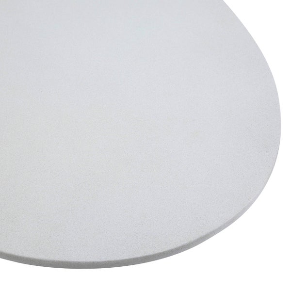 Runder Pizzastein aus Keramik mit einer fein strukturierten Oberfläche.