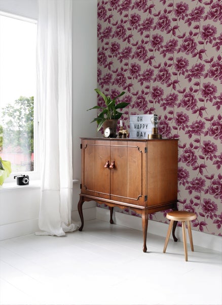 Heller Raum mit floral gemusterter Tapete, Holzschrank und Fenster