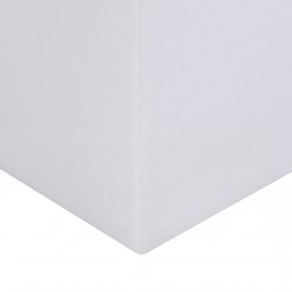 Detailansicht einer glatten, rechteckigen Oberfläche eines Bauelements