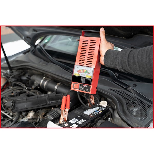 Autobatterietester mit Batterie und Autoansicht
