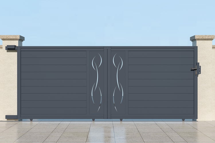 Modernes Schiebetor aus anthrazitfarbenem Aluminium mit horizontalen Lamellen und dekorativem Ornament zwischen zwei Steinsäulen.