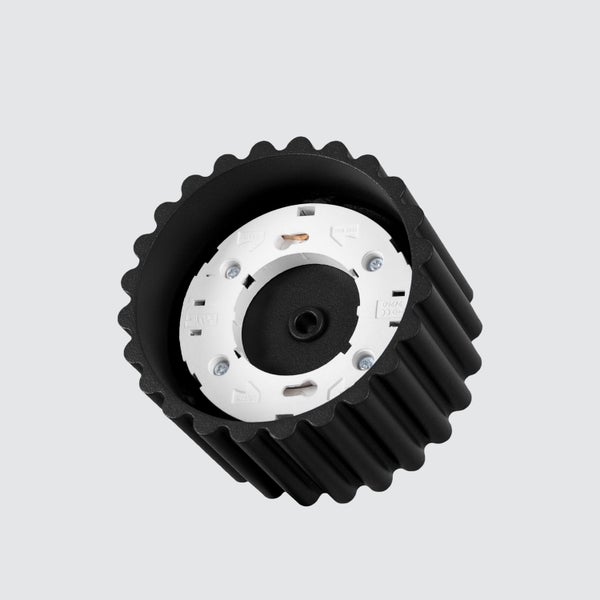 Schwarze geriffelte Lampenfassung mit weißem Einsatz für Leuchtmittel.