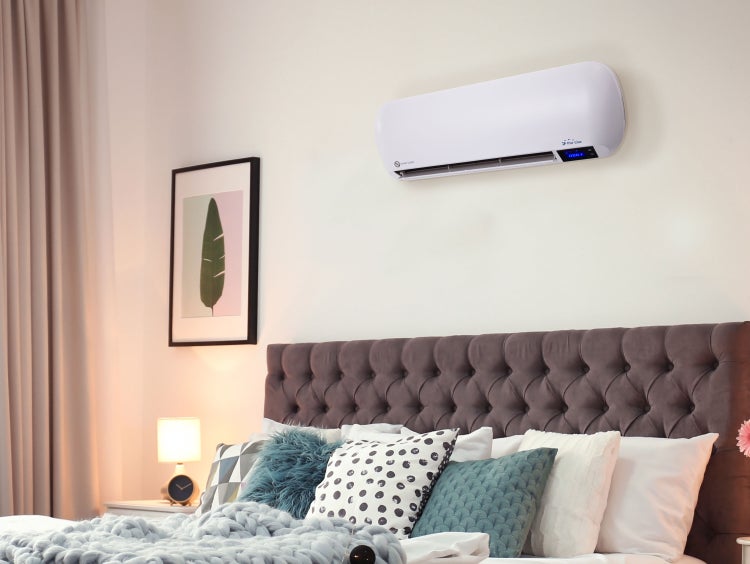Schlafzimmer mit Heizlüfter an der Wand über dem Bett