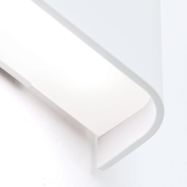 Detailaufnahme einer weißen Wandleuchte