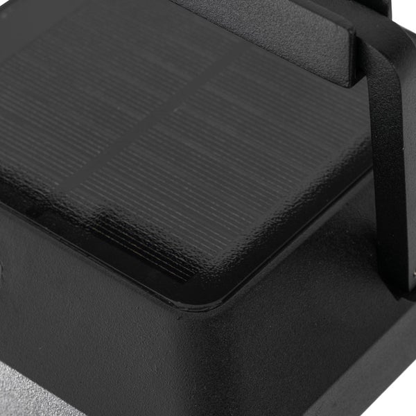 Detailaufnahme eines Solarpanels auf einer schwarzen Außenleuchte.