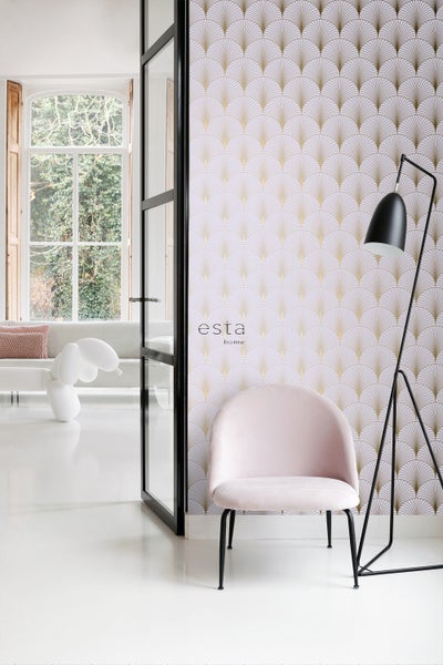 Heller Raum mit gemusterter Tapete, Sessel und Stehlampe