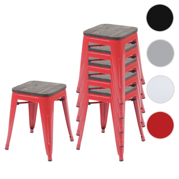 Mehrere rote Barhocker mit Holzplatte