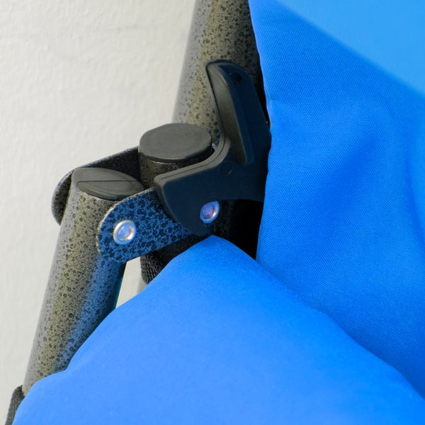 Zwei blaue Gartenliegen mit Kopfkissen und Armlehnen