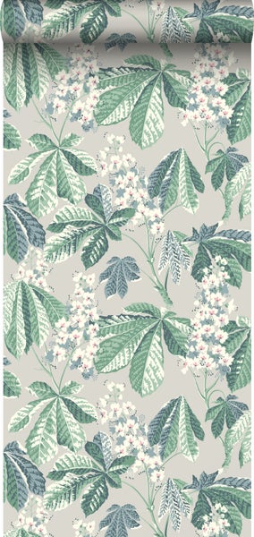 Wohnzimmer mit Sofa, Tisch, Bank und gemusterter Tapete