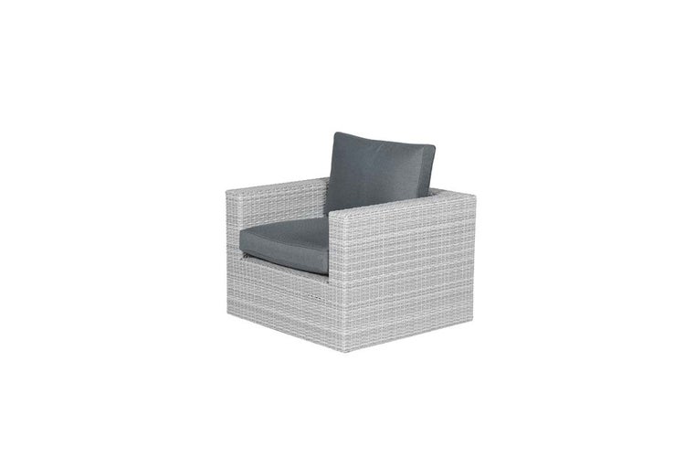 Moderner Garten-Loungesessel aus Polyrattan-Geflecht mit Sitzkissen und Rückenkissen.