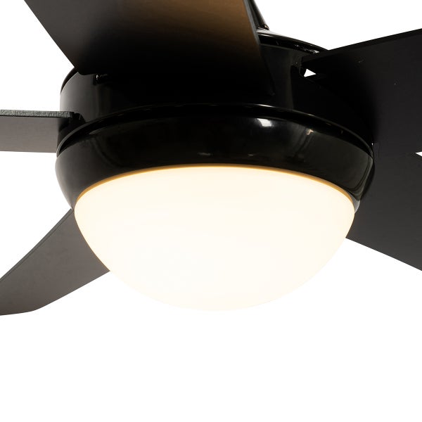 Deckenventilator mit Beleuchtung und mehreren Rotorblättern