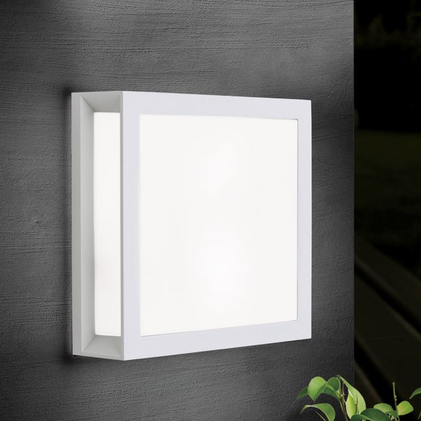 Moderne quadratische LED-Außenwandleuchte in Weiß an einer strukturierten Wand.