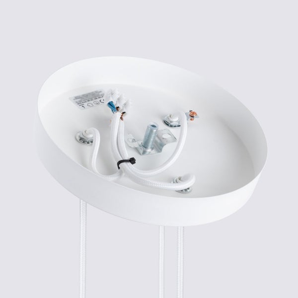 Innenansicht einer weißen Deckenleuchte mit Kabeln und Befestigungsmaterial