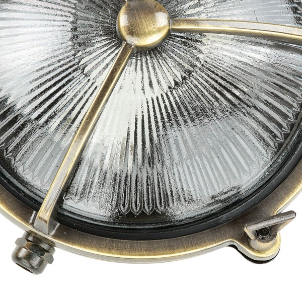 Detailansicht einer runden Deckenleuchte mit geriffeltem Glas