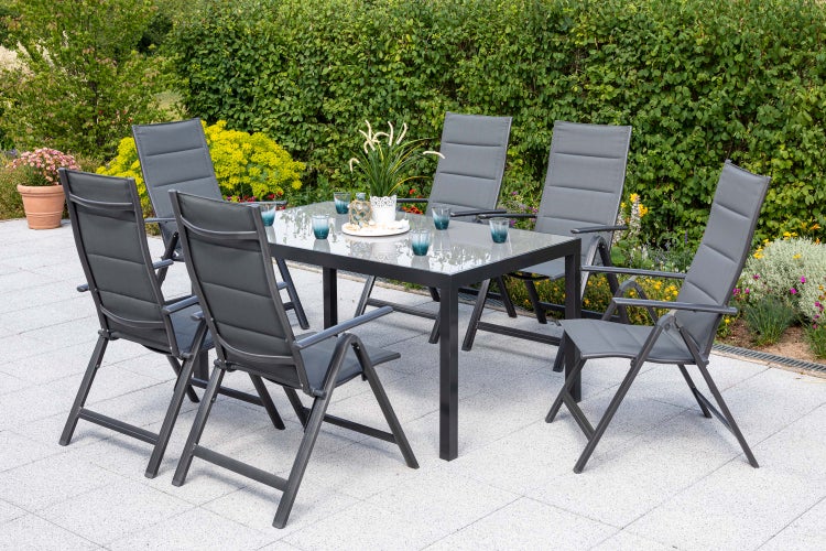 Gartensitzgruppe mit Tisch und sechs Stühlen auf einer Terrasse