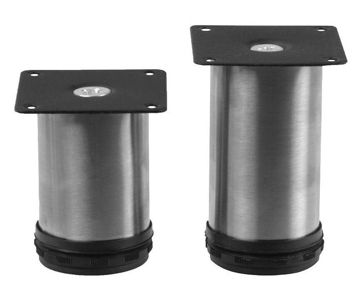 Höhenverstellbare Möbelbeine aus Edelstahl in zwei verschiedenen Größen mit Montageplatte.