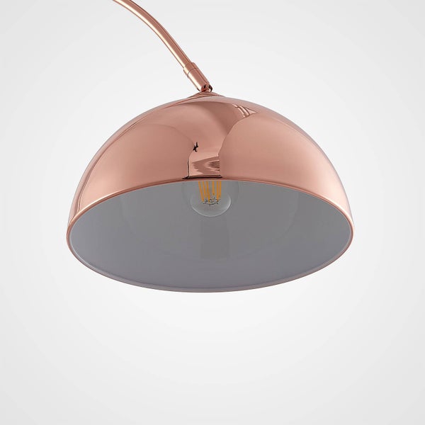 Nahaufnahme einer Hängelampe mit einer Halbkugel aus Metall