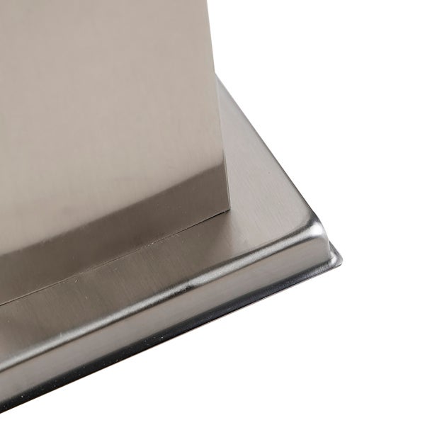 Detailaufnahme einer Bodenplatte und eines Pfostens aus gebürstetem Edelstahl.