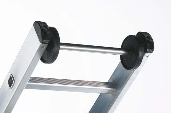 Detailansicht einer Leiter mit Rollen zum Anlehnen