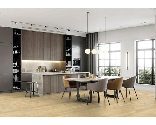 Helle und geräumige Küche mit Esstisch und Stühlen.