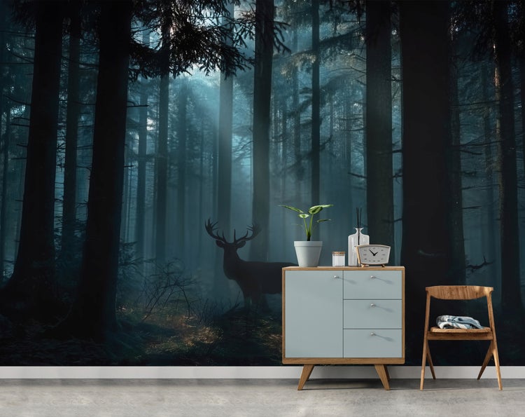 Szene mit einer Fototapete, die einen Wald und einen Hirsch darstellt, einer Kommode und einem Stuhl
