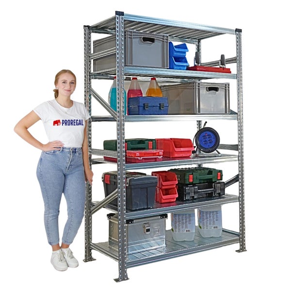 Stahlregal mit mehreren Ablagen und verschiedenen Aufbewahrungsboxen, dargestellt mit einer Person für Grössenvergleich.