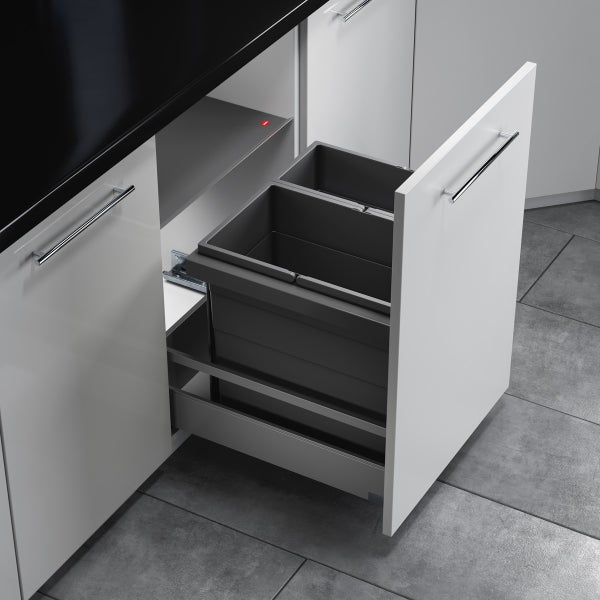 Ausziehbarer Küchenunterschrank mit integriertem Abfalltrennsystem bestehend aus mehreren grauen Kunststoffbehältern und Metallgriffen.