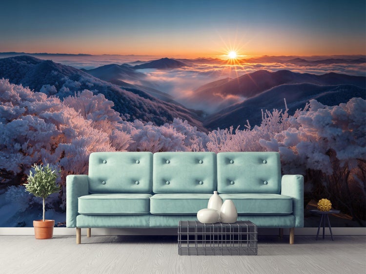 Wohnzimmer mit Sofa, Dekoration und Berglandschaft-Tapete bei Sonnenaufgang