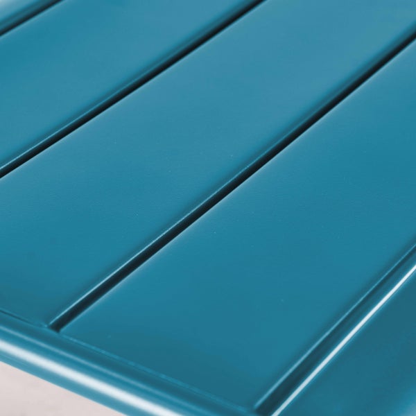 Nahaufnahme einer petrolfarbenen Metalloberfläche mit parallel verlaufenden Latten.