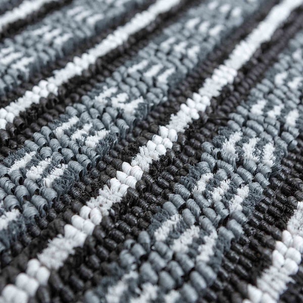 Detailaufnahme eines Teppichs mit Streifenmuster