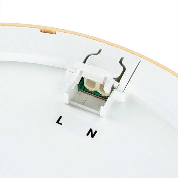 Detailansicht der Rückseite eines Produkts mit elektrischen Anschlüssen