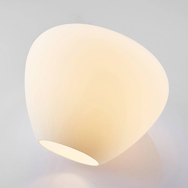 Organisch geformter Lampenschirm aus mattem Glas, beleuchtet.