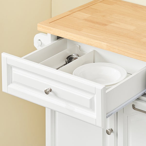 Detailaufnahme eines weißen Küchenwagens mit offener Schublade, die ein Besteckfach, einen Löffel und einen Teller enthält.