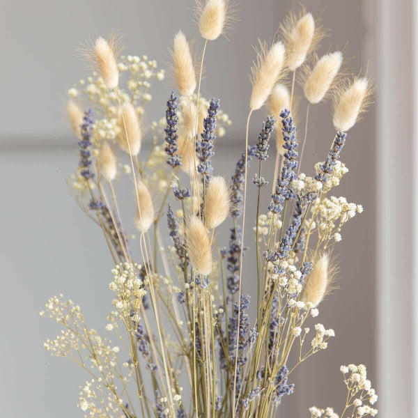 Lavendel Dreams: Trockenblumenstrauß in beige-lila aus Lavendel und Lagurus