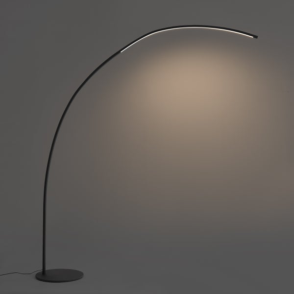 Schwarze LED-Bogenlampe in minimalistischem Design mit einem flachen, runden Standfuß.