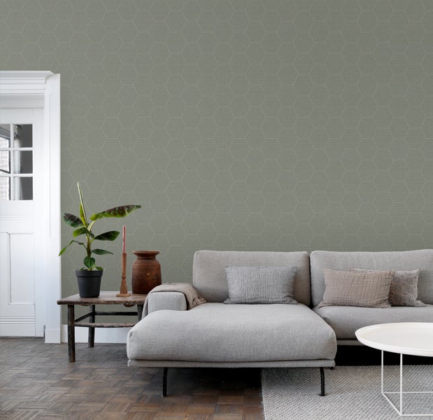 Wohnzimmer mit grauer Couch und Wandtapete mit Sechseckmuster