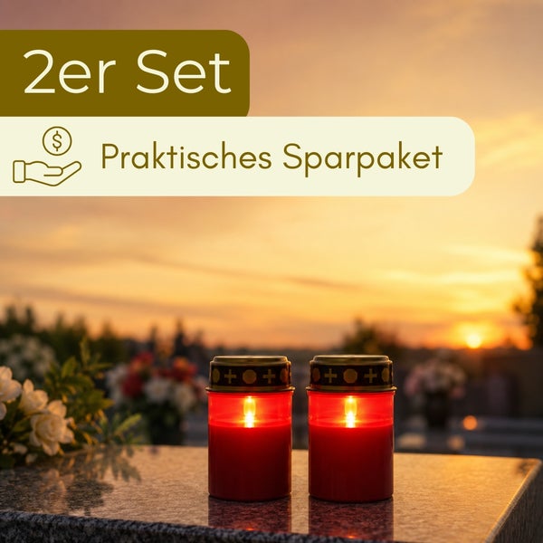Zwei brennende rote Grablichter auf einem Grabstein im Friedhof bei Sonnenuntergang, vorteilhaftes Set mit 2 Stück.