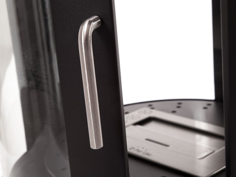 Detailansicht eines Kaminofens mit Türgriff und Brennkammer