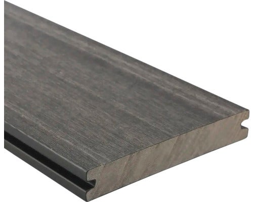 WPC-Terrassendiele in Grau mit Holzmaserung und seitlicher Nut.