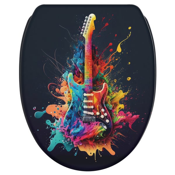 Toilettendeckel mit einem Motiv einer E-Gitarre inmitten von bunten Farbspritzern auf schwarzem Untergrund.