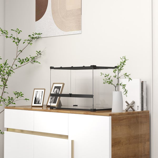 Terrarium aus Glas auf einem Schrank im Wohnzimmer