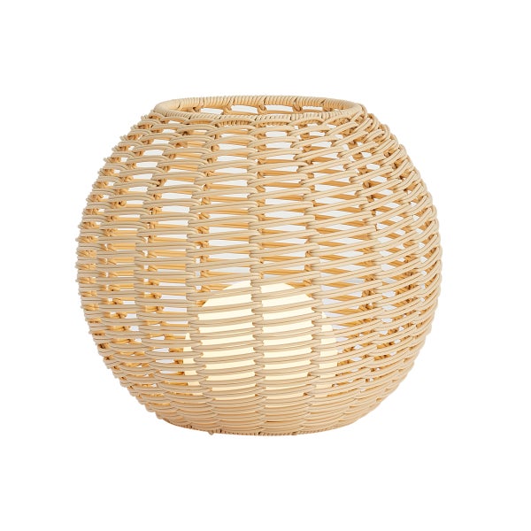 Kugelförmige Tischlampe aus naturfarbenem Rattan-Geflecht mit einer leuchtenden Kugel im Inneren.