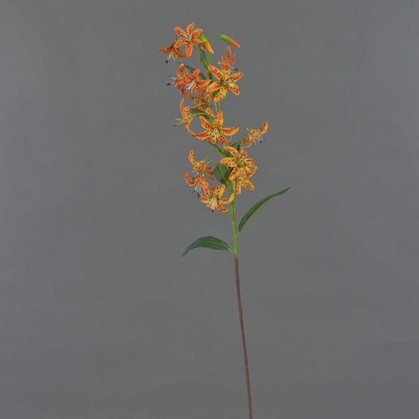 Künstliche Blume Tigerlilie als Zweig mit mehreren orangefarbenen gepunkteten Blüten und grünen Blättern.
