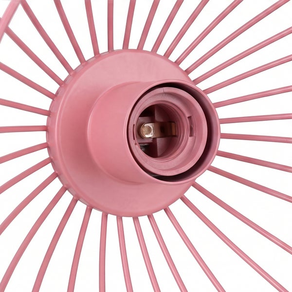 Nahaufnahme einer Lampenfassung mit Drahtschirm