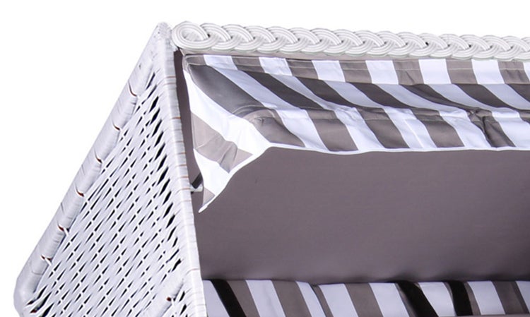 Wanddekoration mit Spiegel und Rattanrahmen