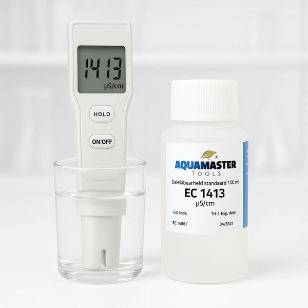 Aquamaster Werkzeuge EC 1413 Kalibrierflüssigkeit mit Messgerät in einem Glas