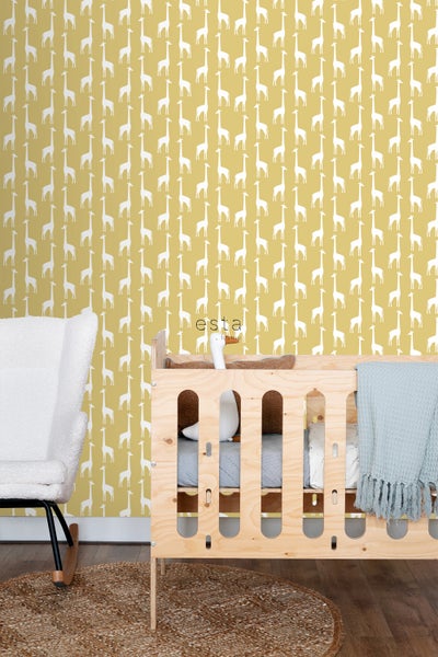 Kinderzimmer mit Giraffentapete, Babybett und Sessel